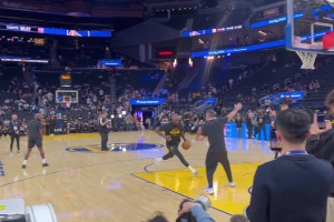 詹姆斯赛前热身玩滑翔暴扣这是四旬老汉该有的状态？？