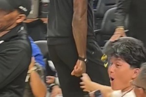 这就是顶流老詹和球迷击掌后，球迷疯狂到吼叫